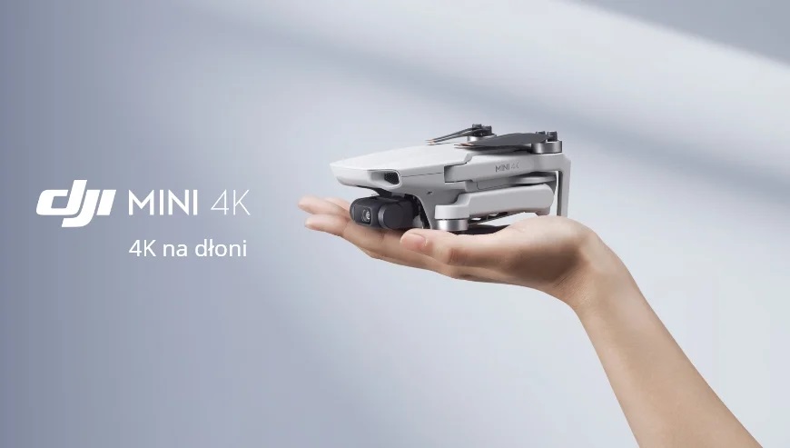 Dron DJI Mini 4K Fly More Combo 2250 mAh widok na drona pod skosem trzymanego na otwartej dłoni